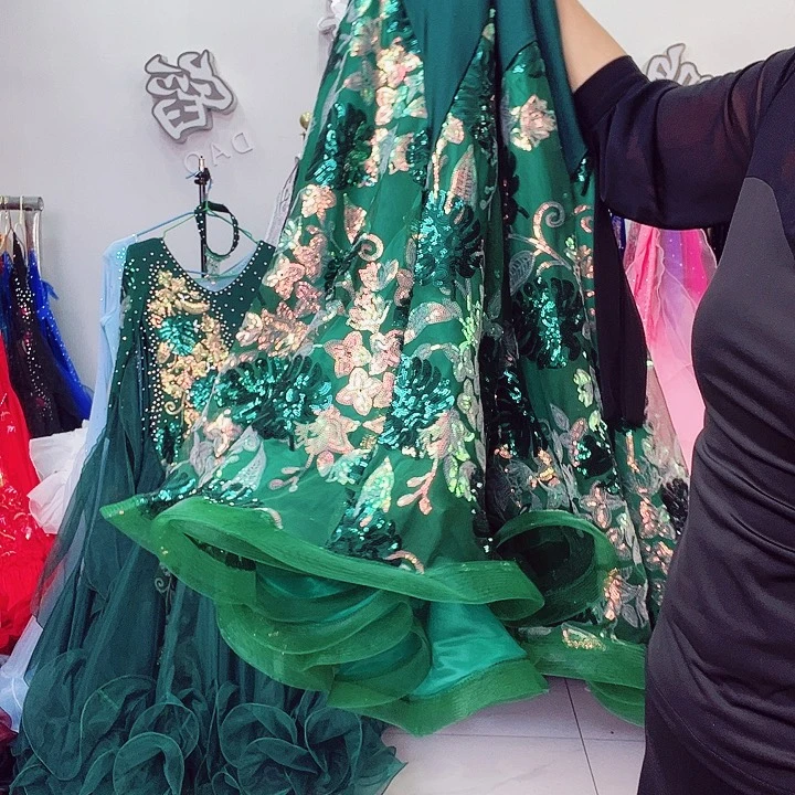 交谊舞等多种舞蹈形式在各