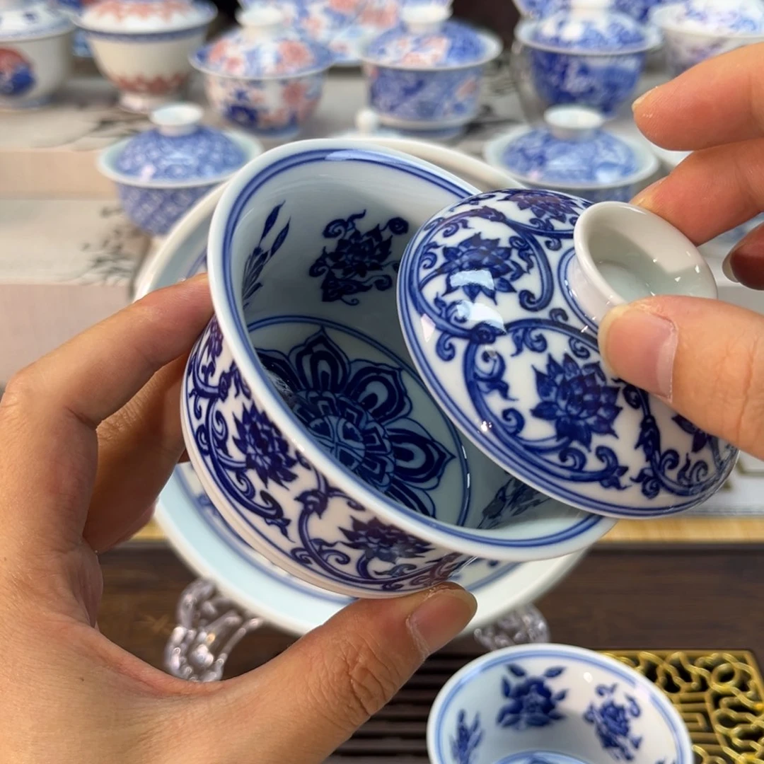 双勾线缠枝莲盖碗