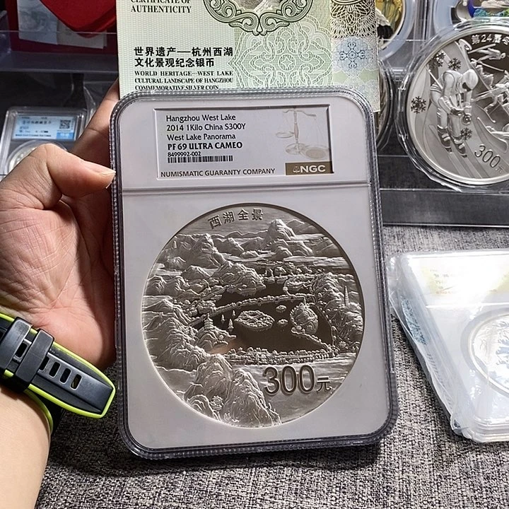 纯银N69带原盒证14年西湖公斤银一枚如图