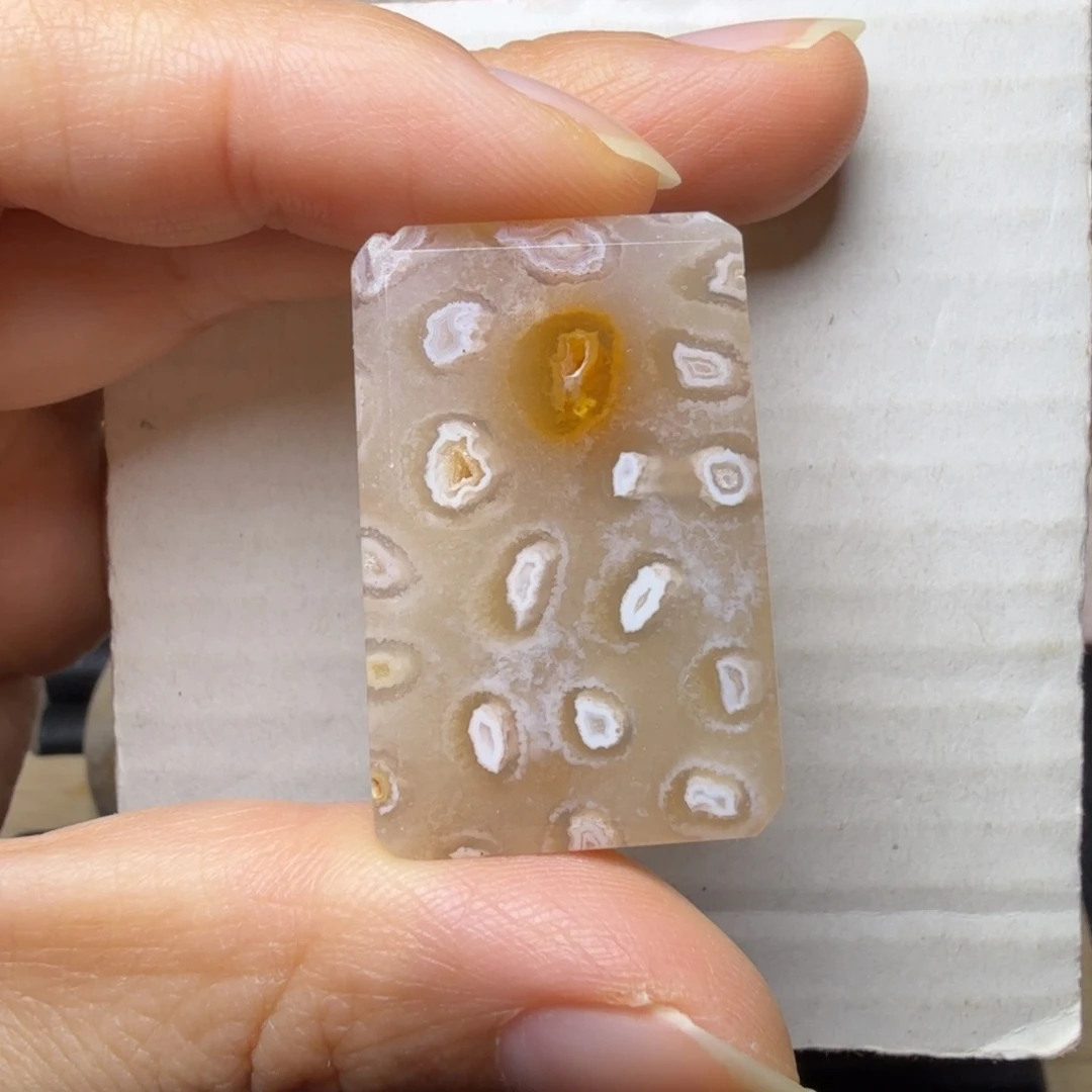 石英质玉未镶嵌粉白永生花，2个晶洞