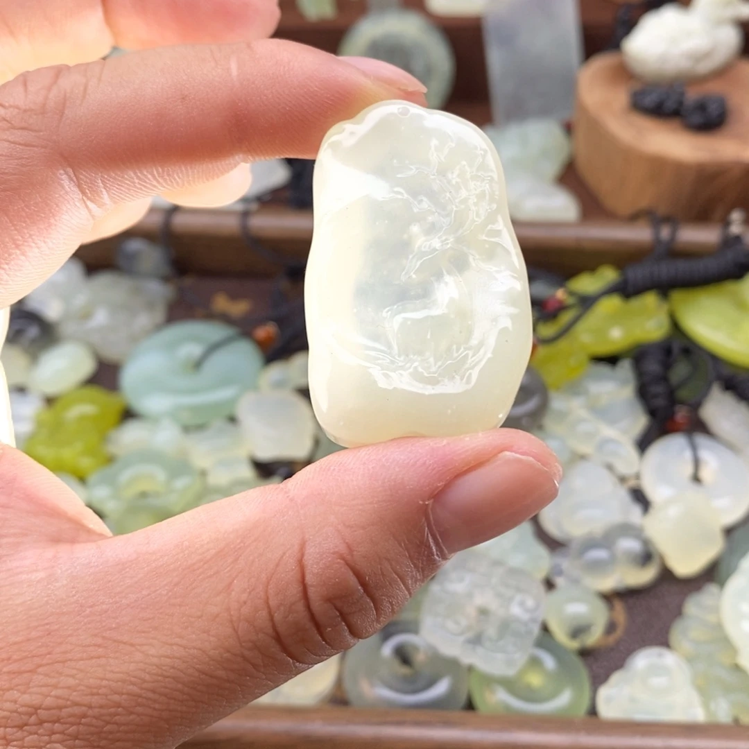 蛇纹石玉未镶嵌颈饰