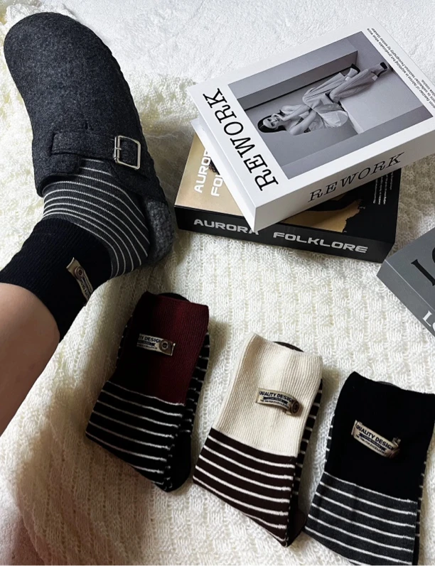 欧货饰品袜2024秋冬新款个性时尚拼接拼色条纹纽扣布标休闲中筒袜