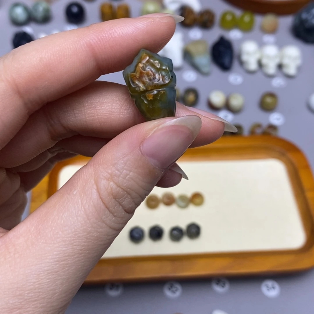 蛇纹石玉配饰合金吉**柳