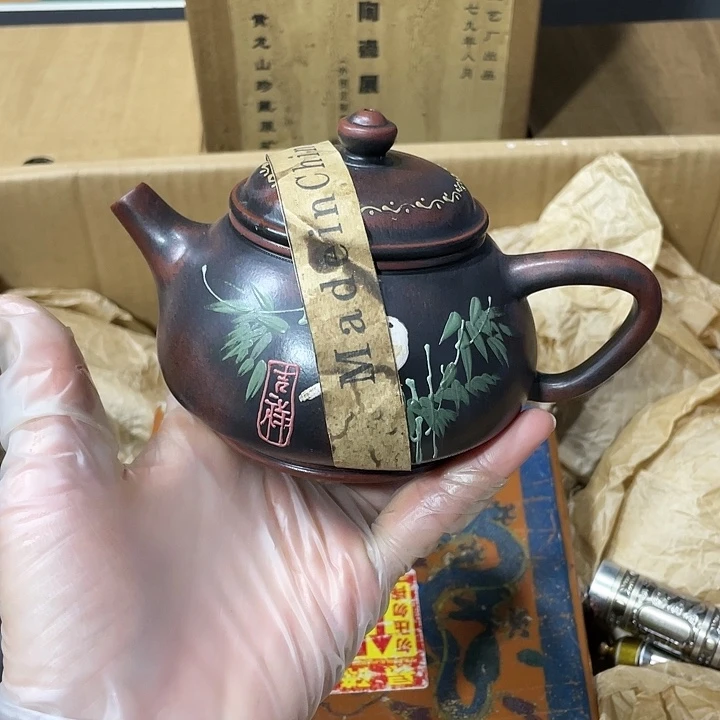 茶壶紫砂原矿泥料，纯手工制作的一把紫砂壶。