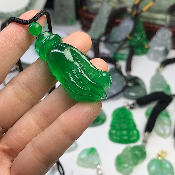 翡翠未镶嵌吊坠(赠链)