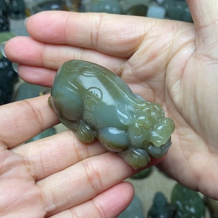 与***进和田玉未镶嵌颈饰