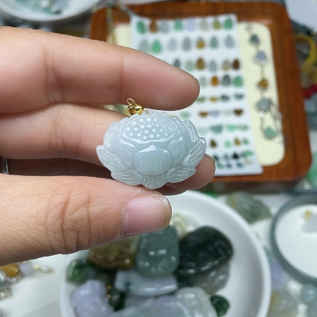 翡翠未镶嵌颈饰莲花