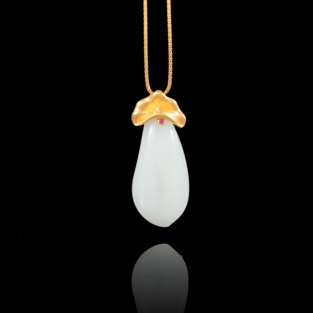 典藏级 新疆和田玉米达特细料福瓜荷叶坠 18K 50*21*8mm± H92318
