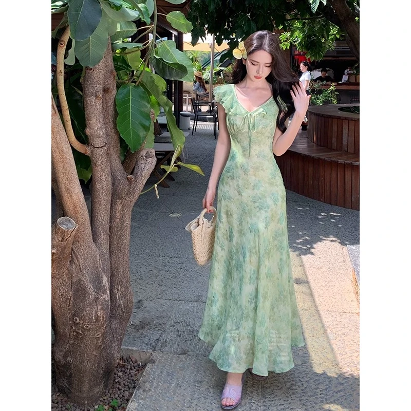 法式多巴胺绿色碎花连衣裙女夏荷叶边度假风收腰显瘦系带V领长裙