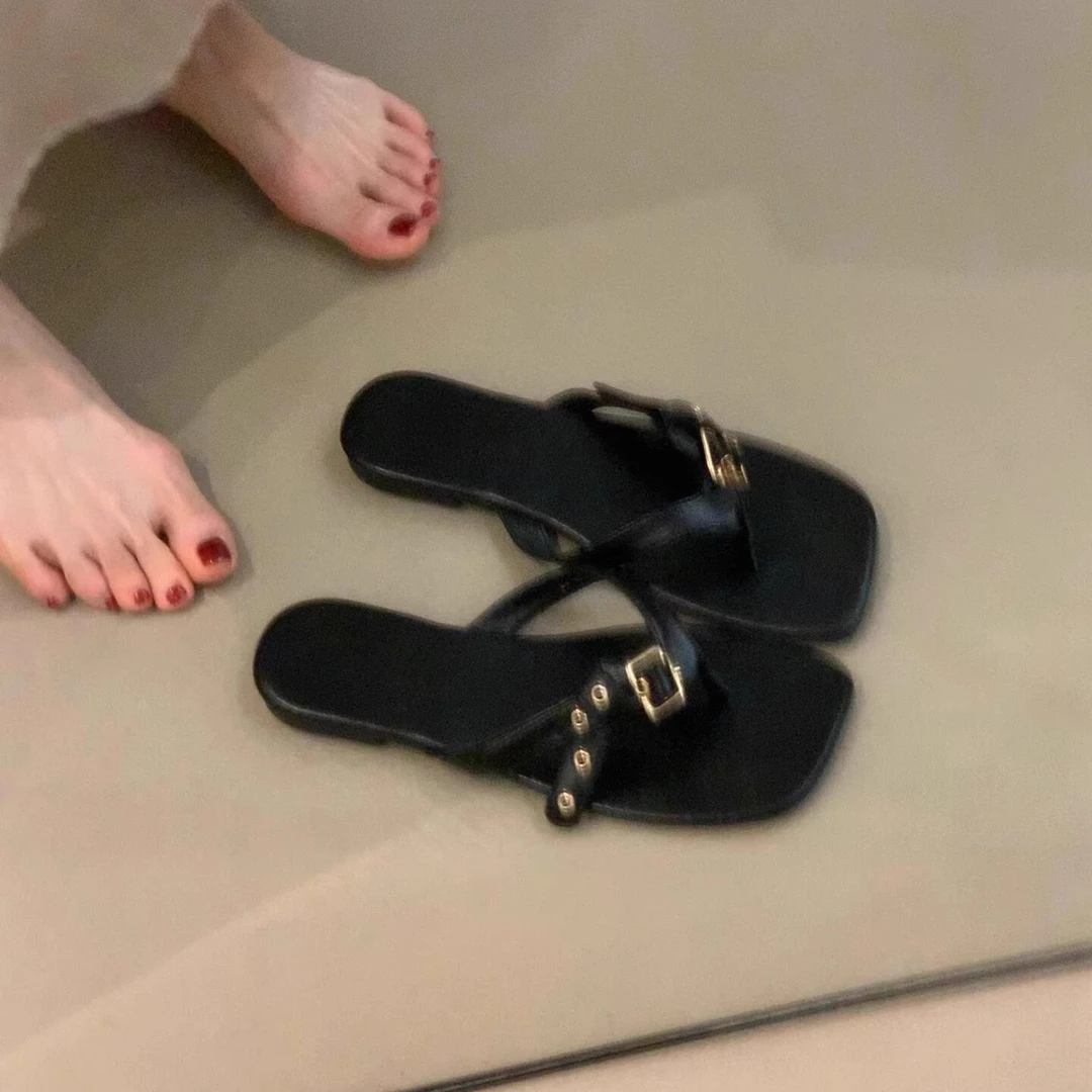 法式设计感皮带扣平底黑色凉鞋女夏季休闲一脚蹬软底夹趾人字拖鞋