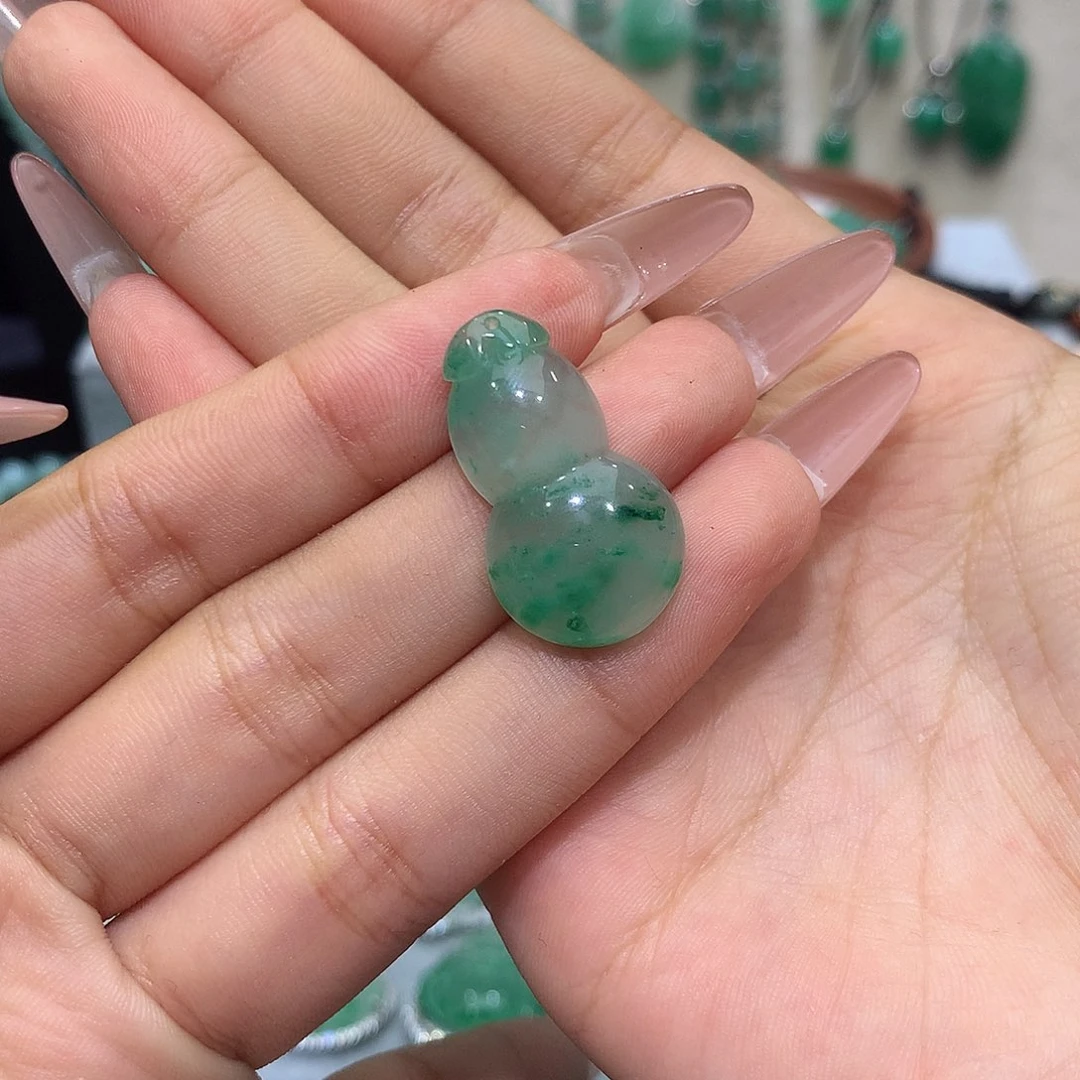 石英质玉（非洲翠）未镶嵌颈饰