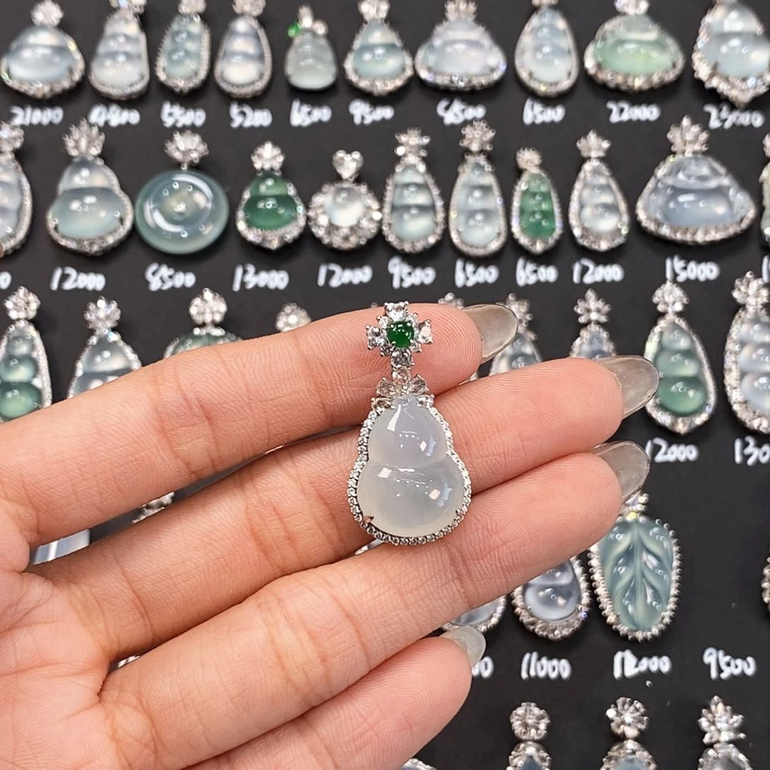 颈饰18K金镶嵌翡翠余*天然缅甸A货翡翠葫芦