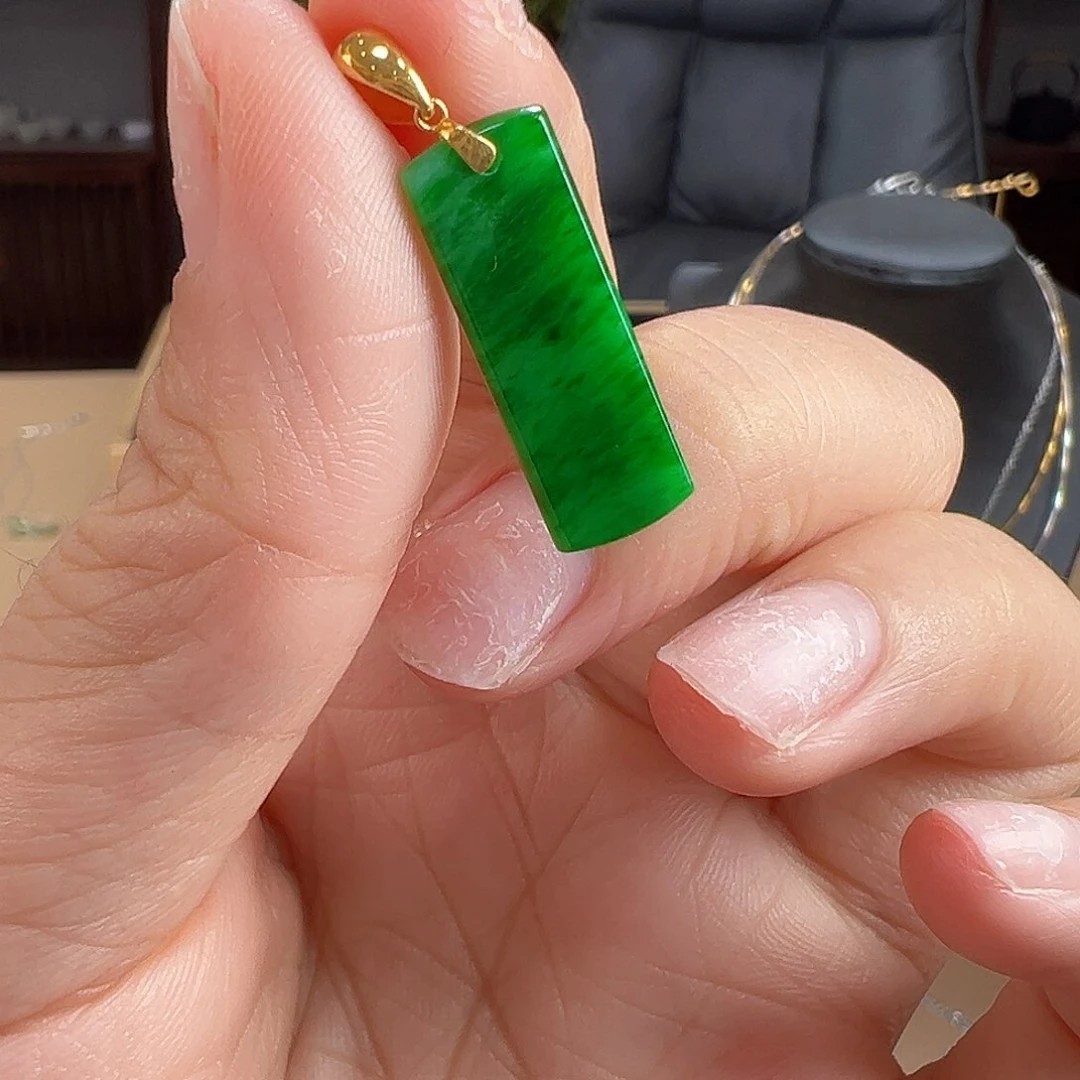 翡翠18K金镶嵌颈饰吊坠