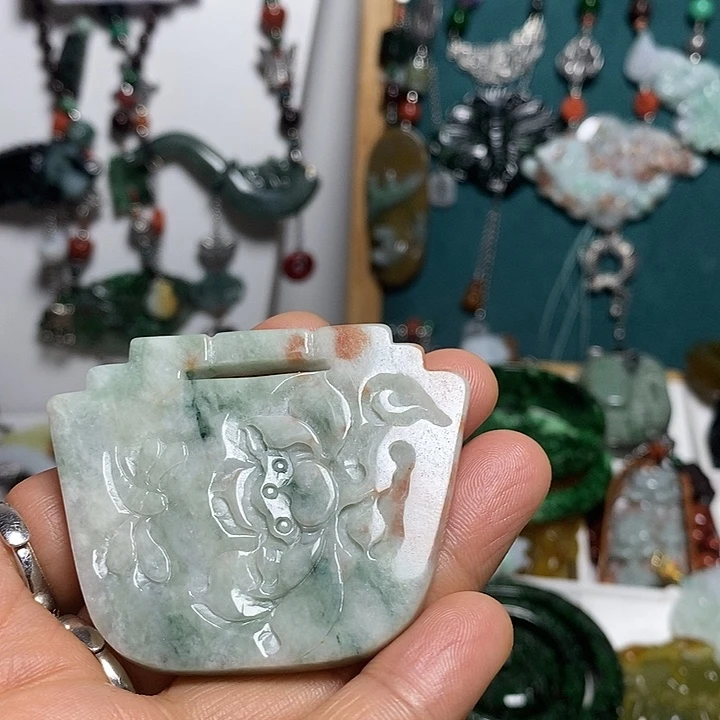 翡翠未镶嵌吊坠(赠链)
