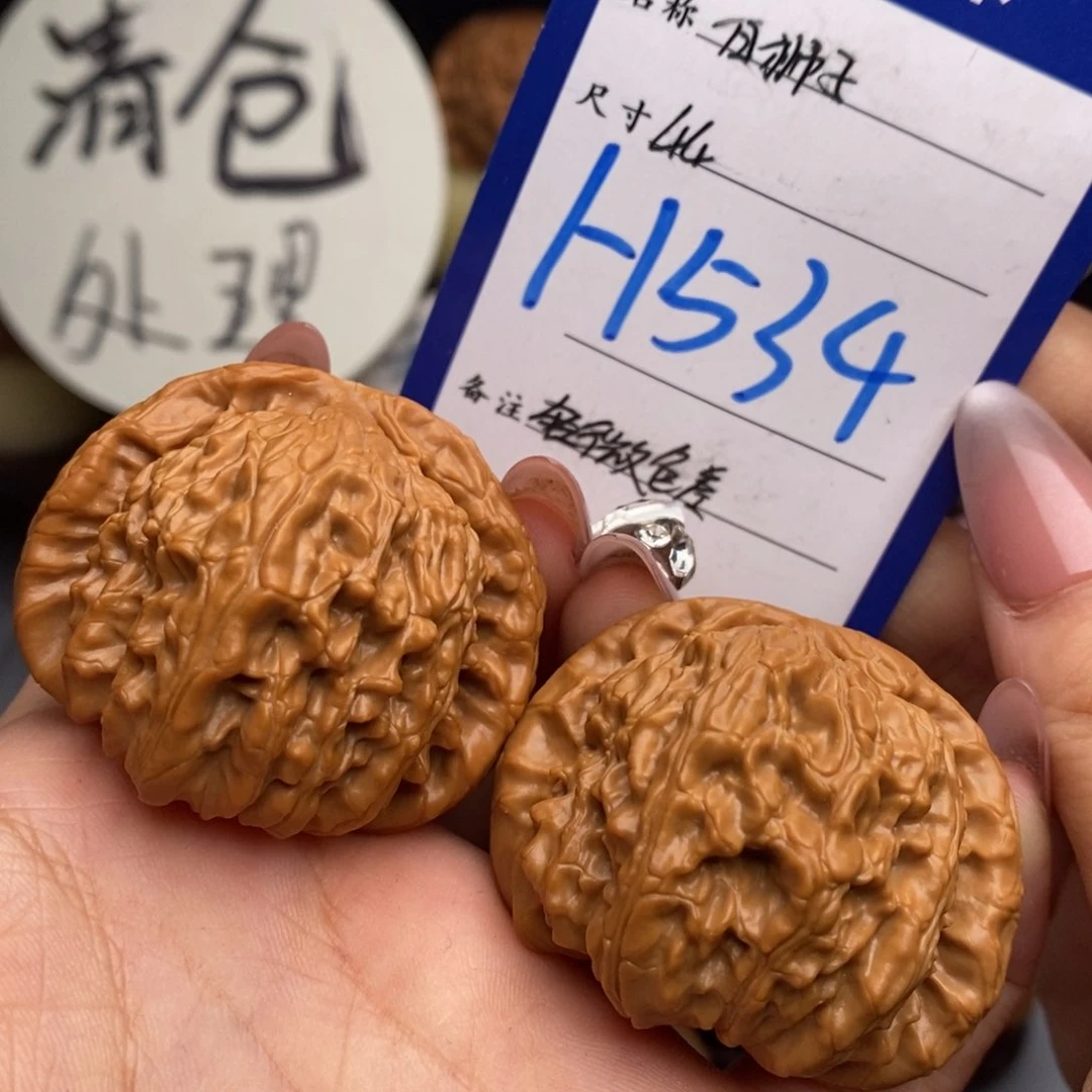 文玩核桃吊坠白狮子