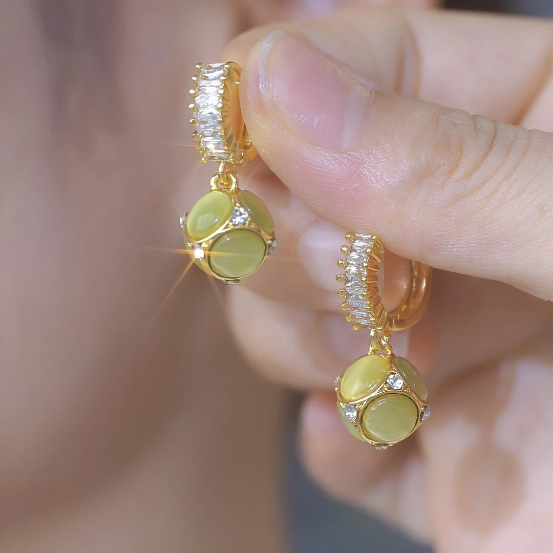 铜合金合成锆石耳饰 【有球必应】百搭几何猫猫石耳扣简约时尚耳环