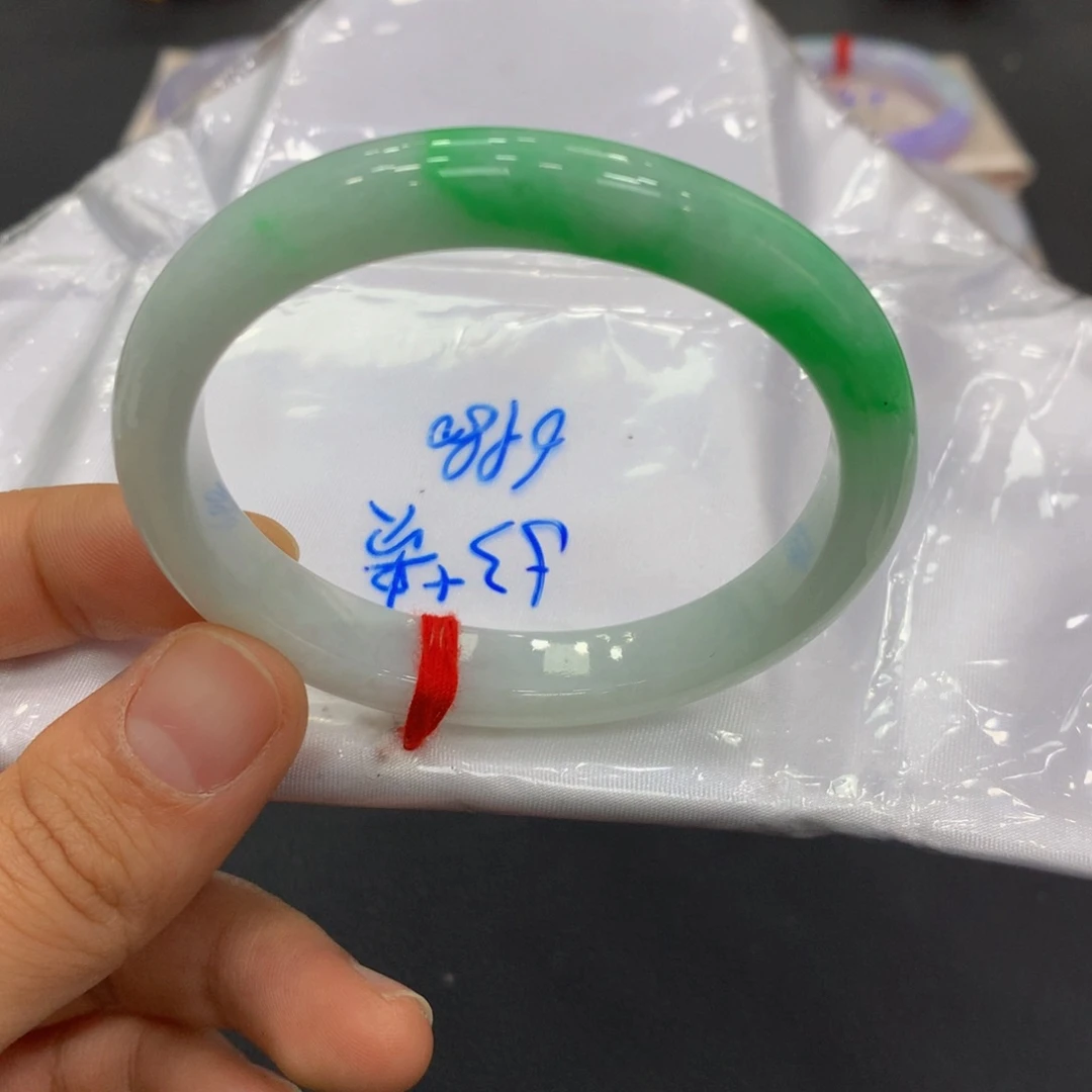 翡翠手镯未镶嵌翡翠