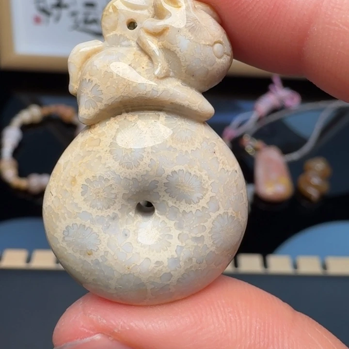 硅化玉合金颈饰铜钱马