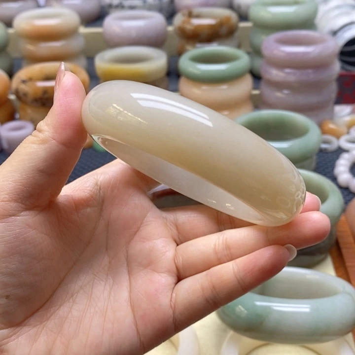 未镶嵌手镯石英岩玉