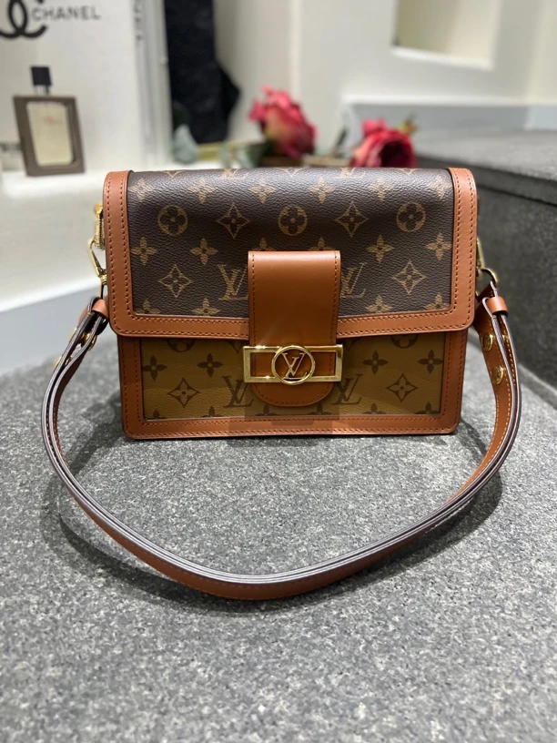 95新 LouisVuitton/路易威登 中号达芙妮单肩斜挎包98新带芯片