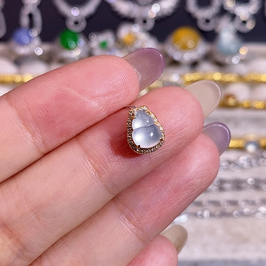 翡翠18K金镶嵌颈饰吊坠