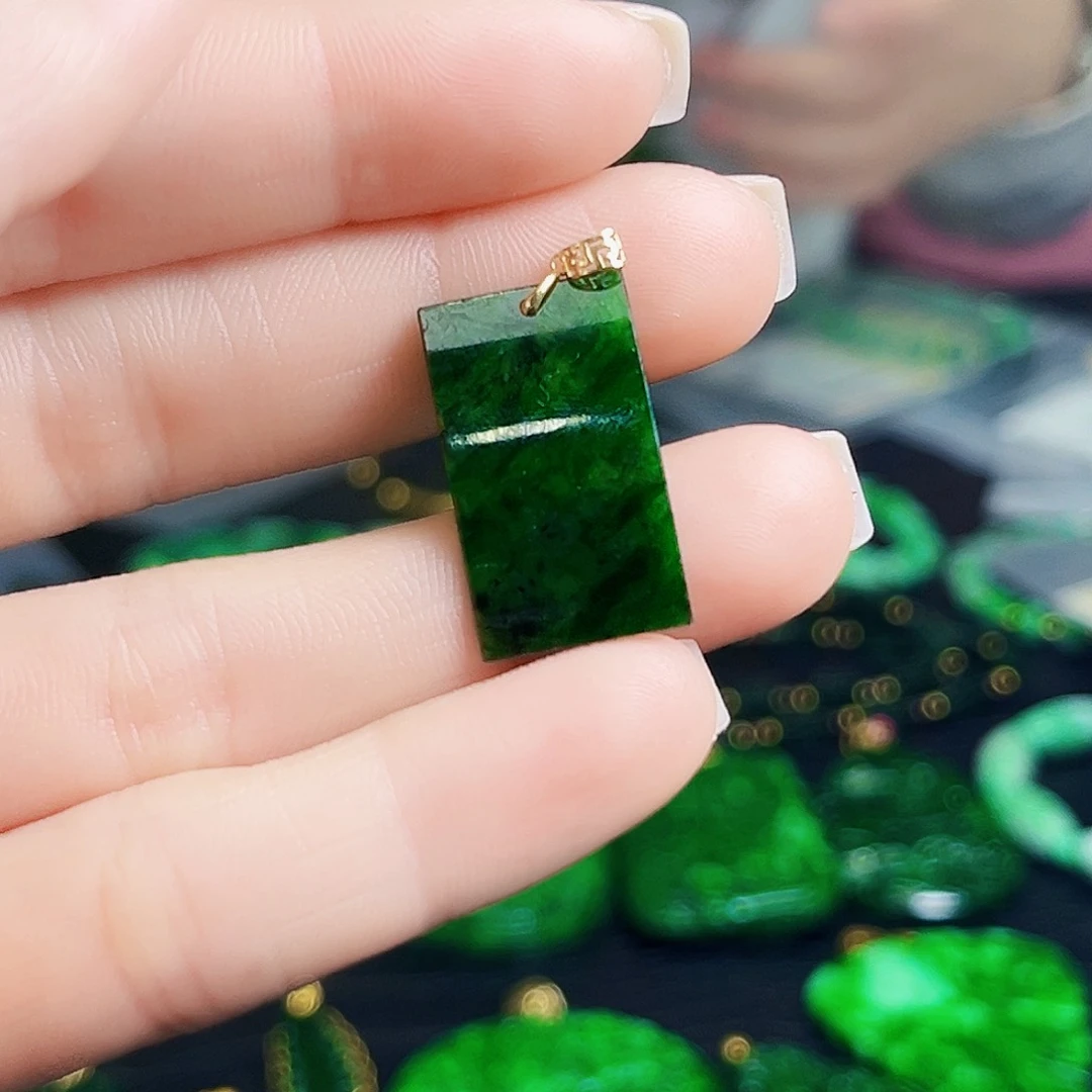 颈饰18K金镶嵌翡翠多样性