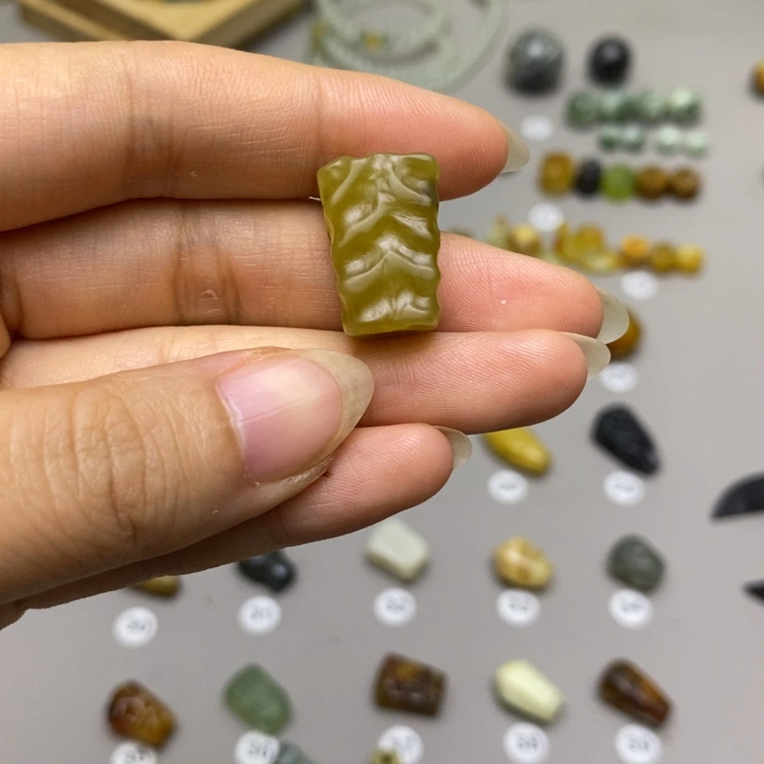 小***林未镶嵌蛇纹石玉配饰