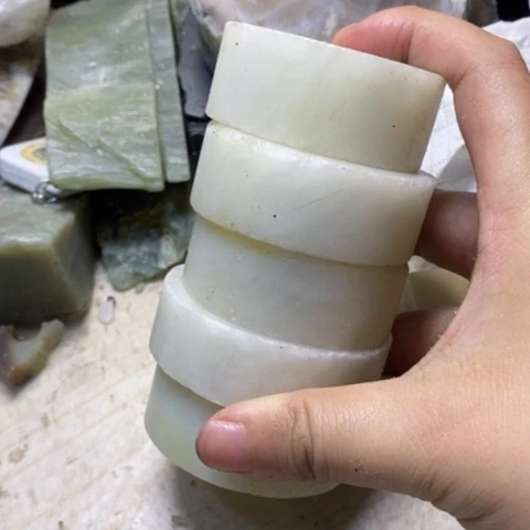 透闪石质玉未镶嵌珠宝奇石
