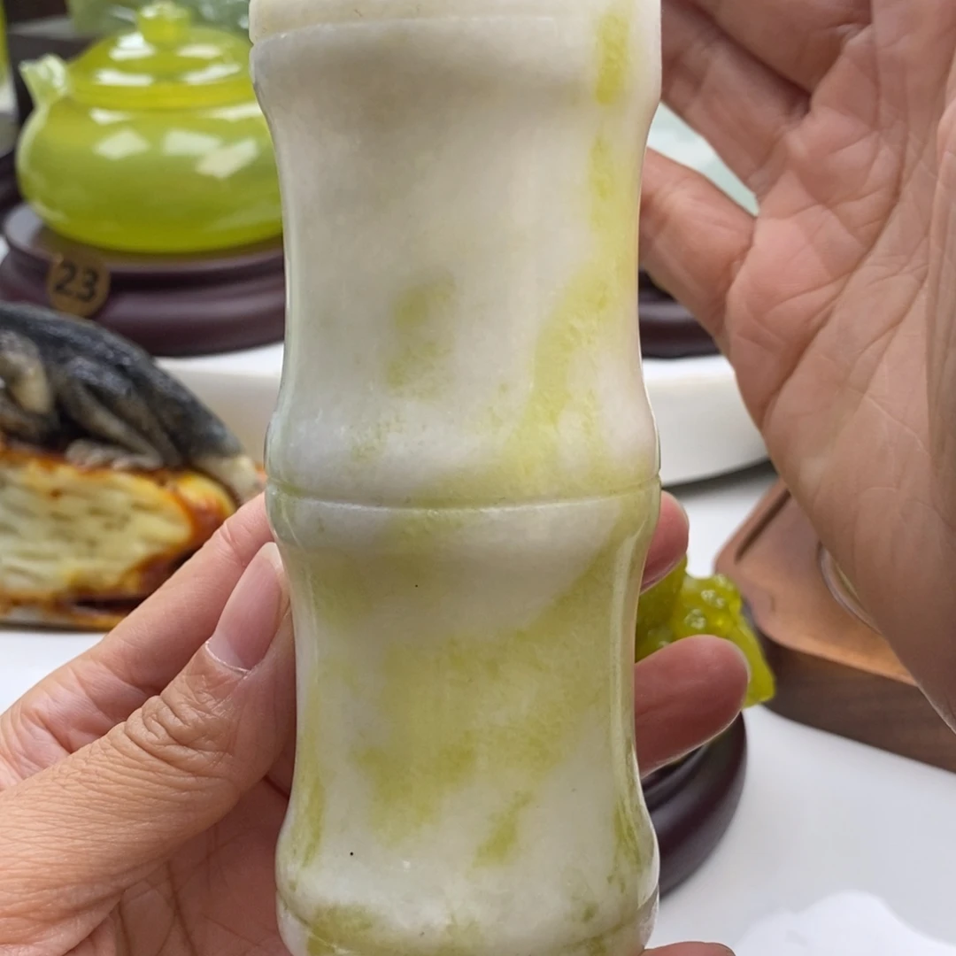 岫玉未镶嵌四大名玉笔筒