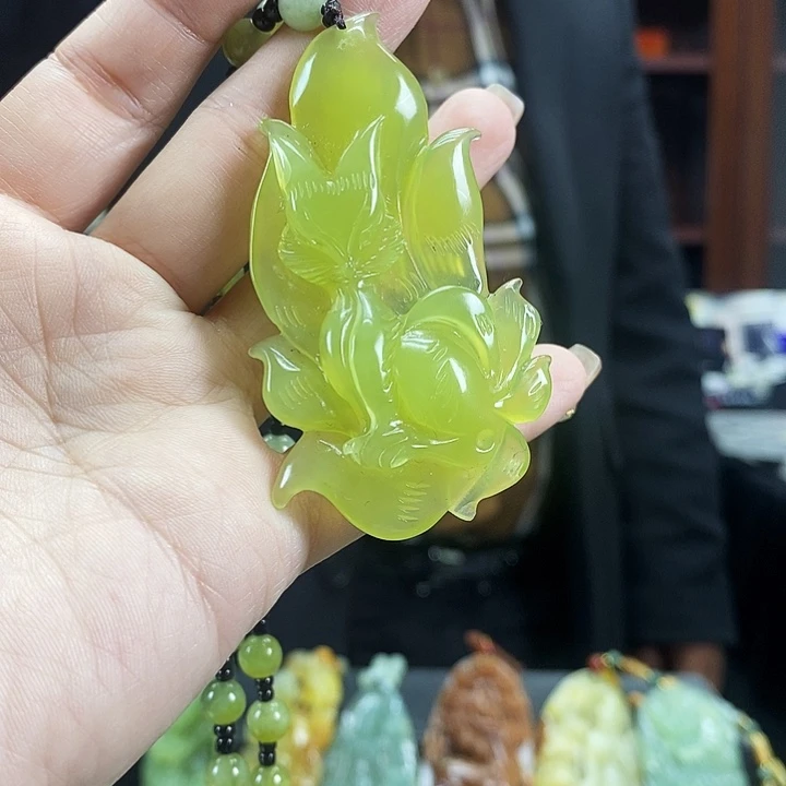 蛇纹石玉吊坠未镶嵌