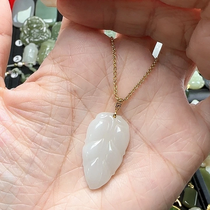 颈饰18K金镶嵌和田玉