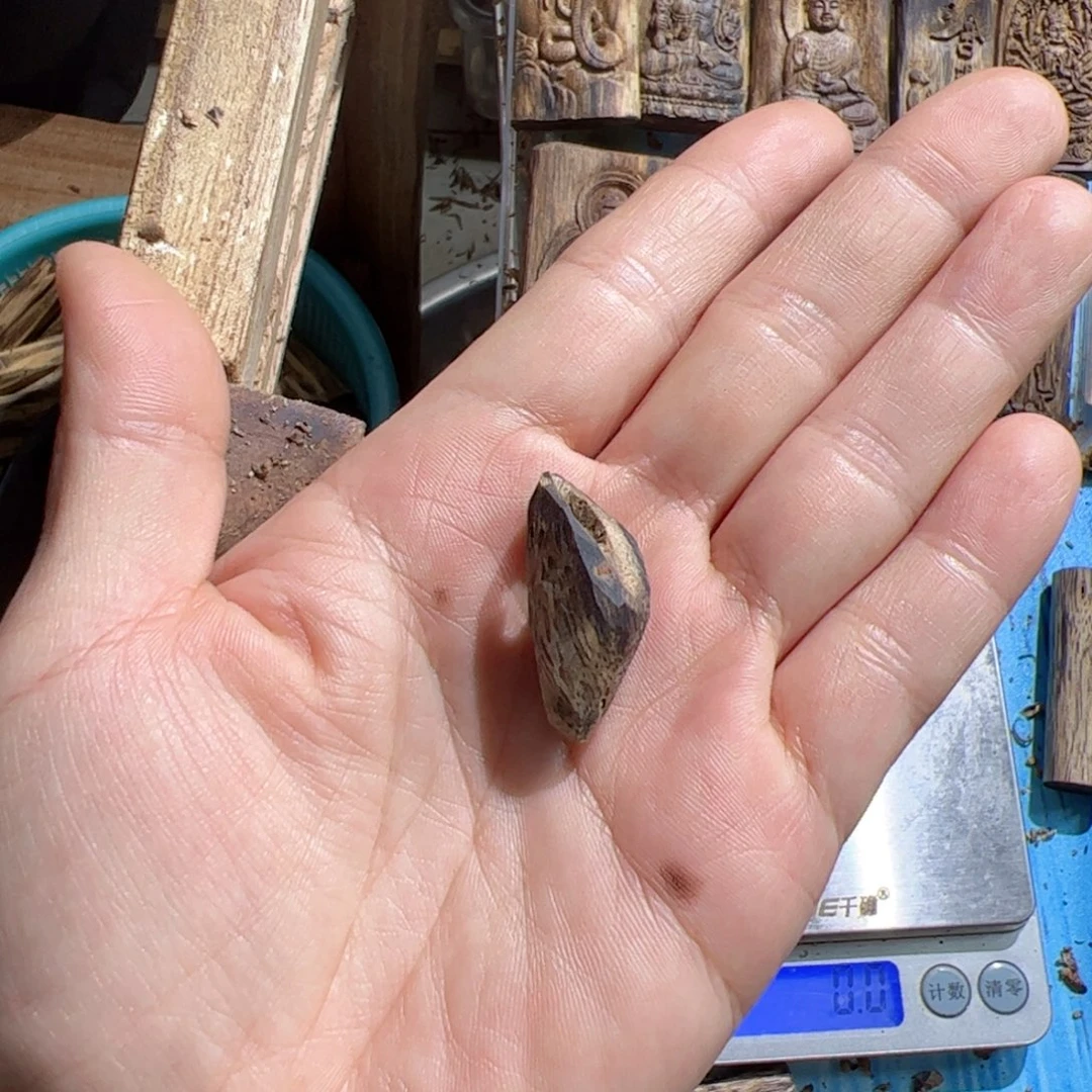 沉香吊坠白棋树丁料2克