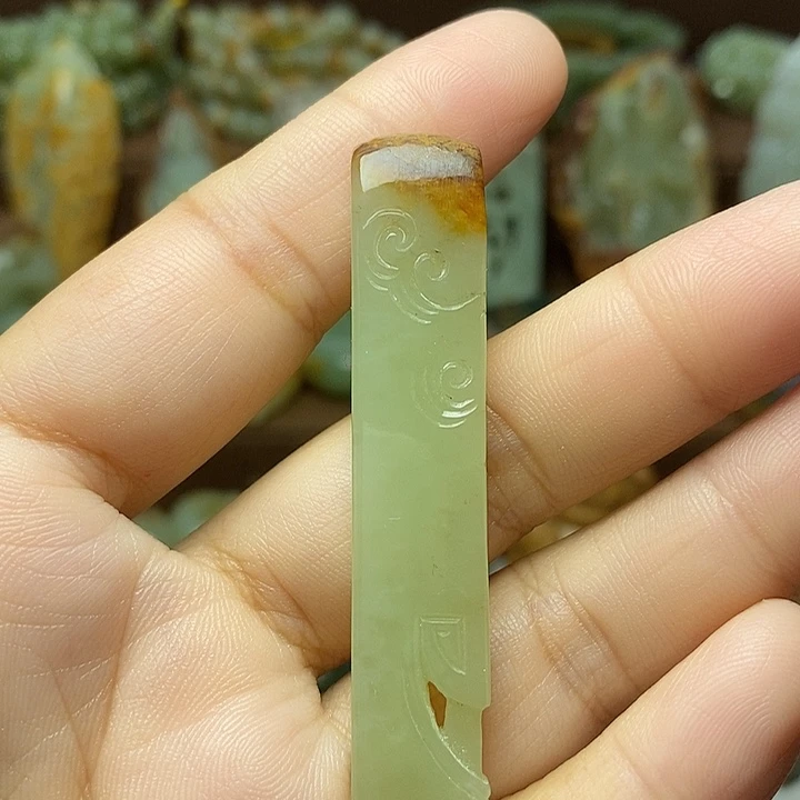 颈饰未镶嵌岫岩河磨玉（透闪石质玉）