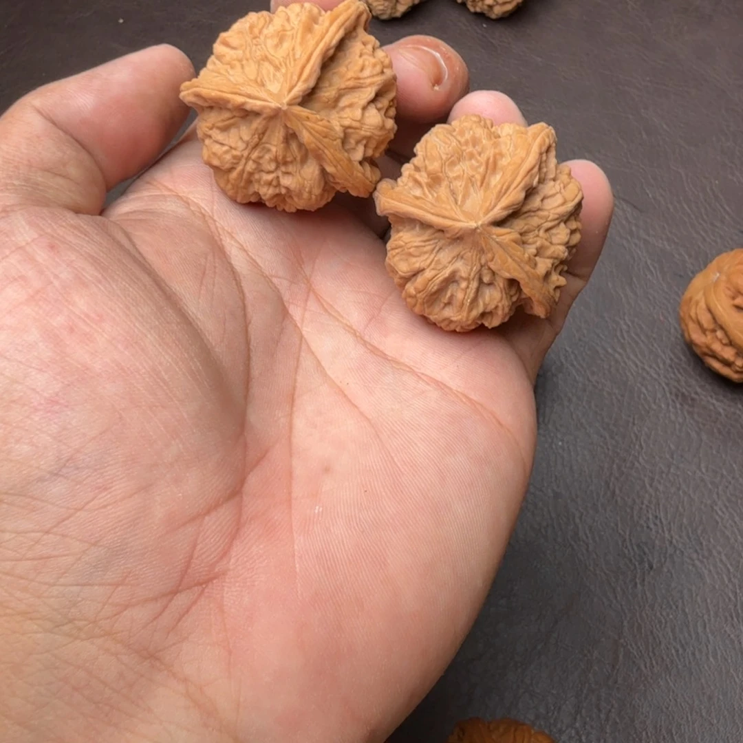 文玩核桃吊坠三棱玉溪