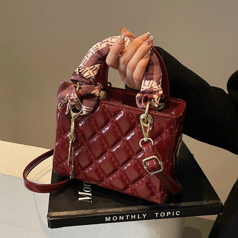 高级感红色漆皮包包女2025新款时尚洋气菱格斜挎包结婚新娘手提包