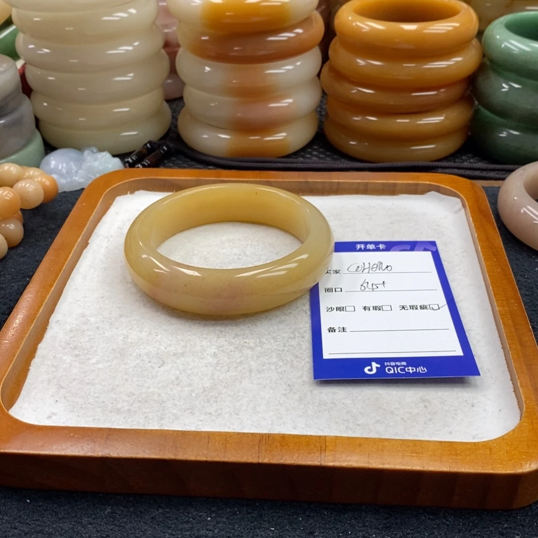 C****石英质玉未镶嵌手镯