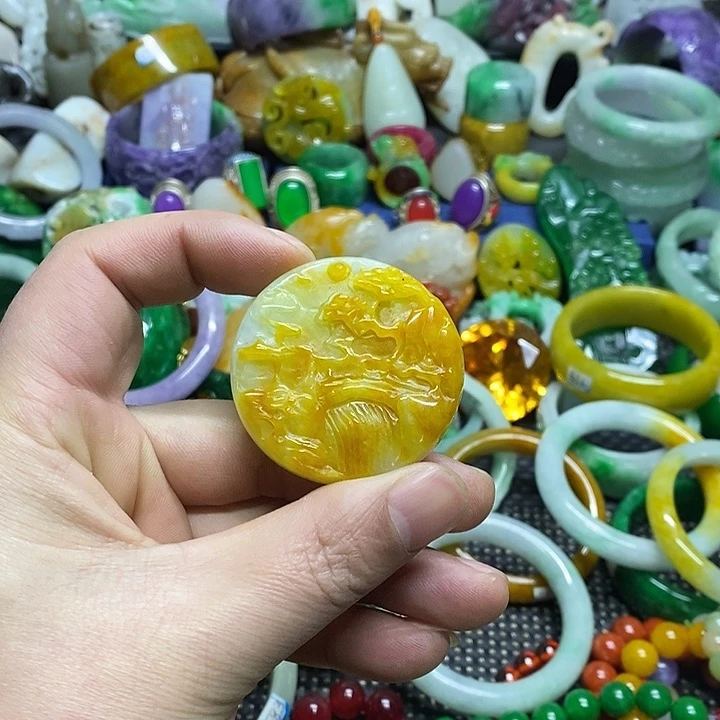 颈饰未镶嵌翡翠缅甸翡翠首饰市场