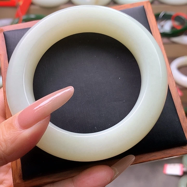 5***6和田玉未镶嵌手镯