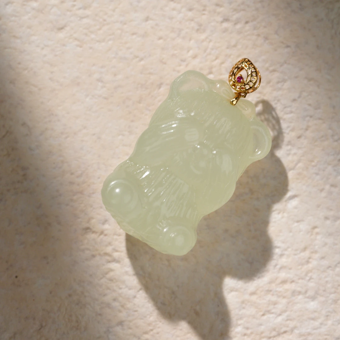 【18k金】和田玉高冰晴水蒙面小熊吊坠