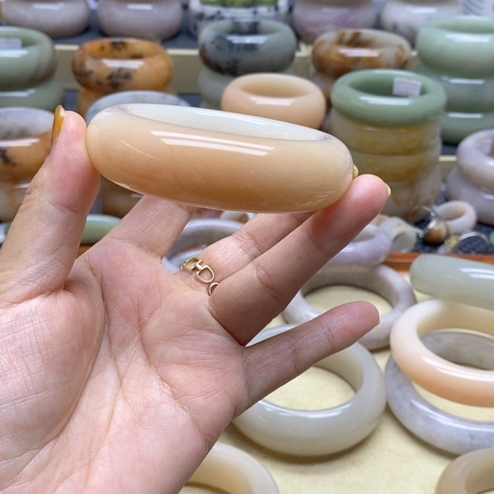 傲***梅石英岩玉手镯未镶嵌