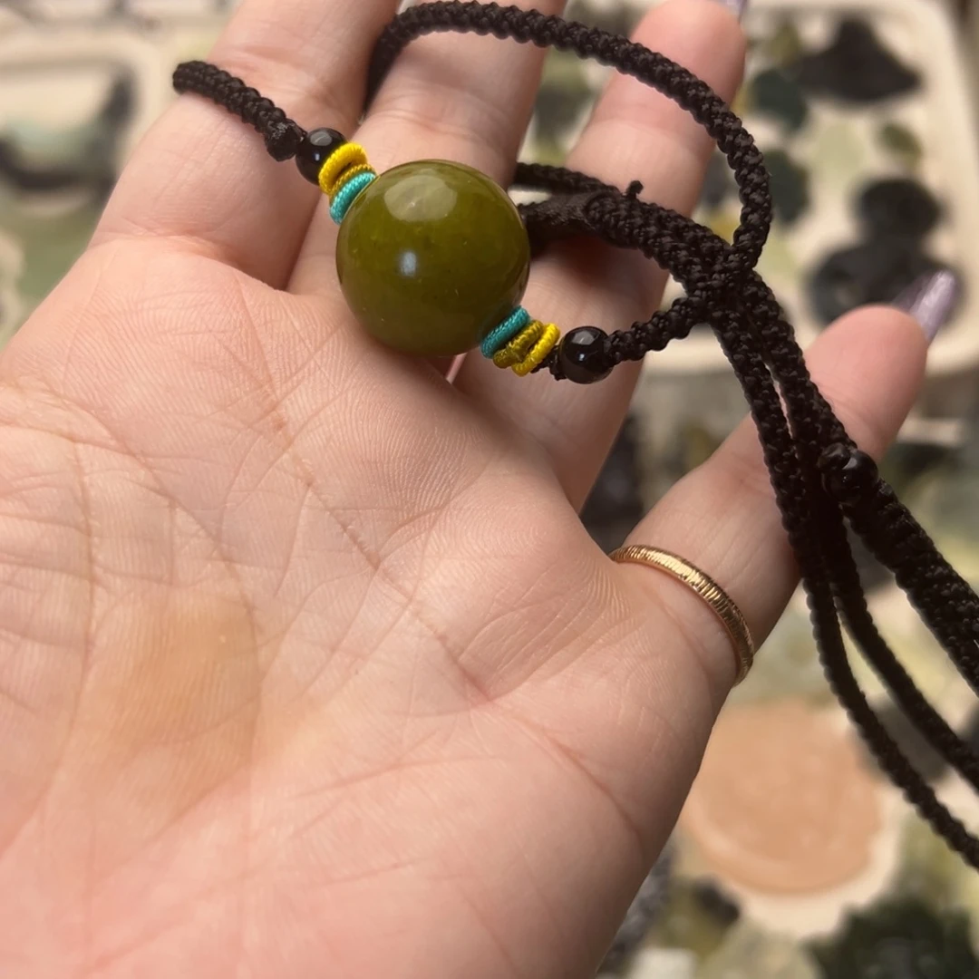 蛇纹石玉颈饰合金