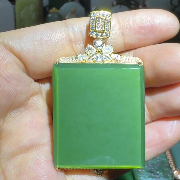 和田玉银S925镶嵌颈饰苹果绿无事牌裸石38✖️32