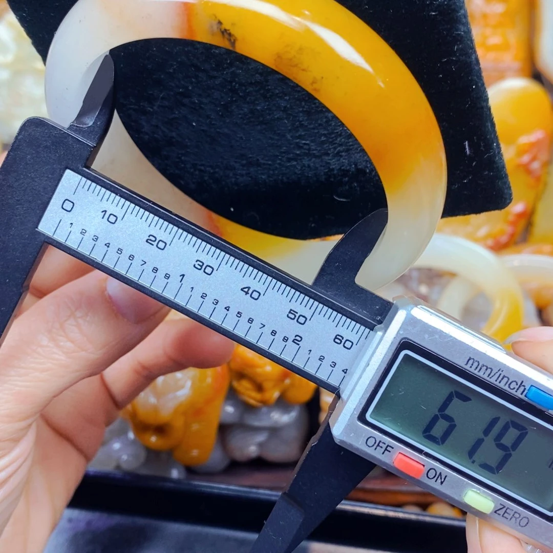 未镶嵌石英质玉（黄龙玉）颈饰