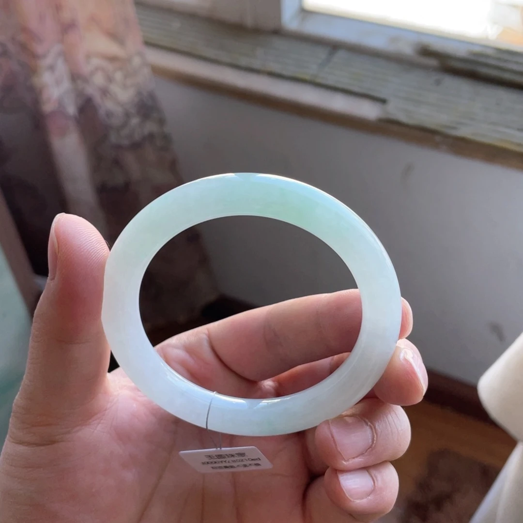 翡翠手镯未镶嵌绿底圆条