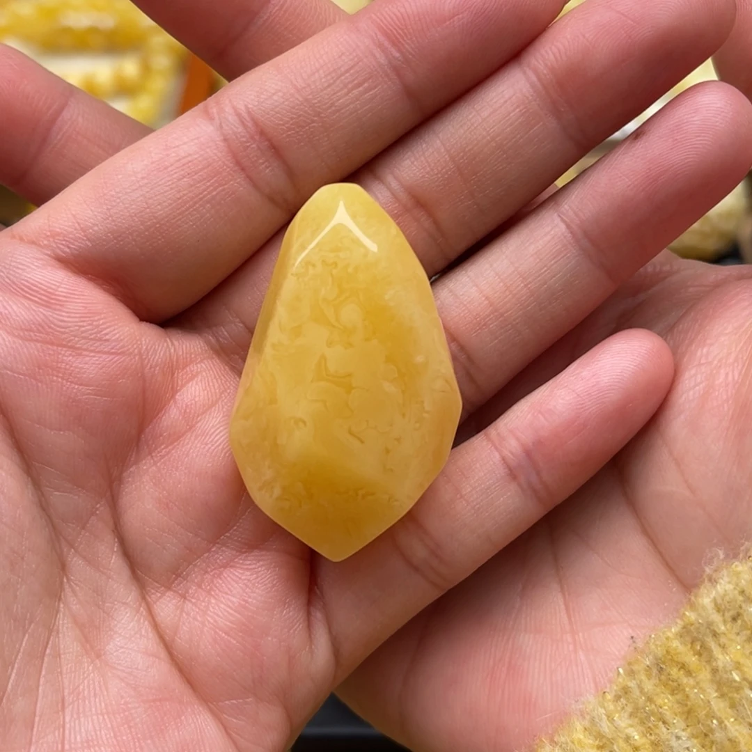 琥珀未镶嵌裸石蜜蜡吊坠笑