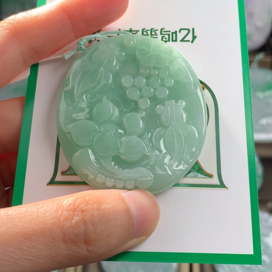 翡翠未镶嵌颈饰168129年年有余
