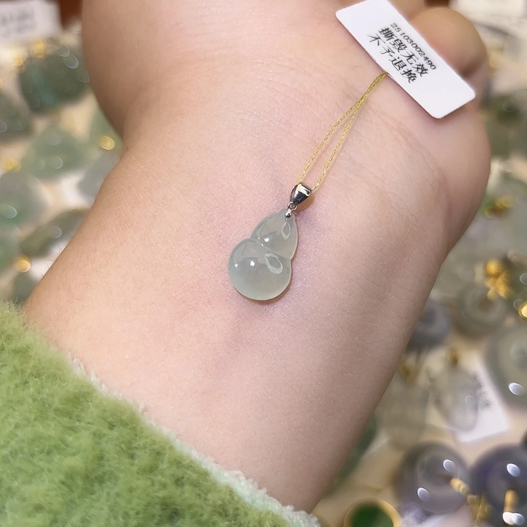 翡翠18K金镶嵌颈饰葫芦