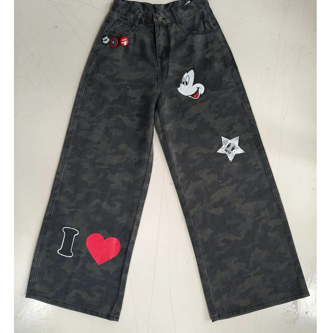【奥莉】2025春夏：米奇卡通图案迷彩宽松休闲牛仔裤8063