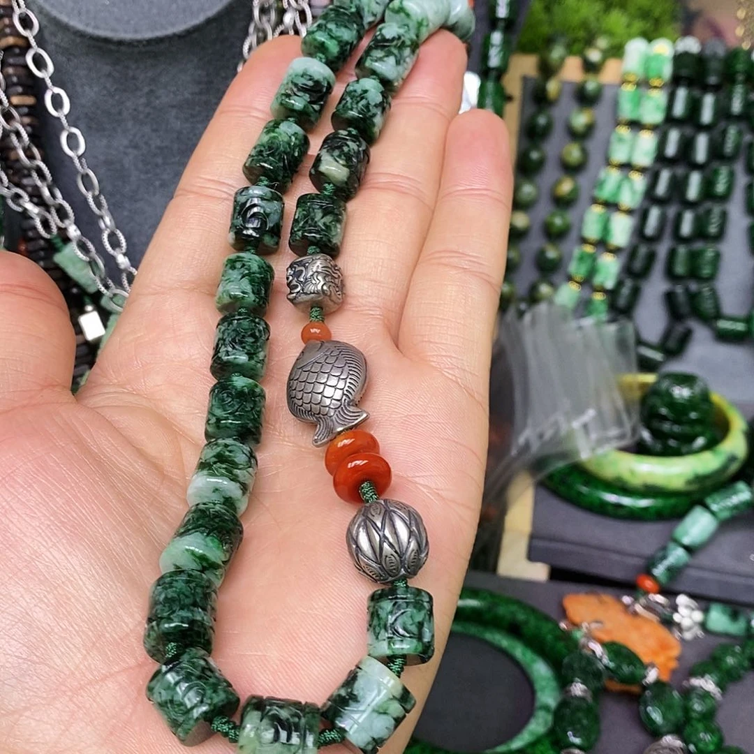 颈饰未镶嵌翡翠漂亮美眉