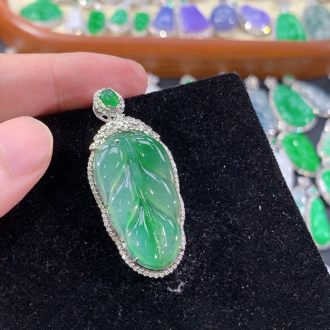 翡翠18K金镶嵌颈饰